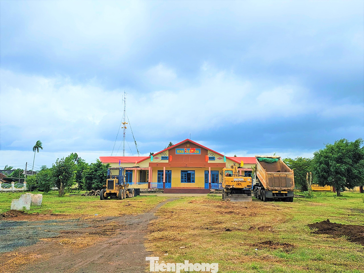 Bên trong Nhà văn hóa xã Hòa Tiến (huyện Krông Pắc) cũng bị biến thành nơi tập kết máy móc.