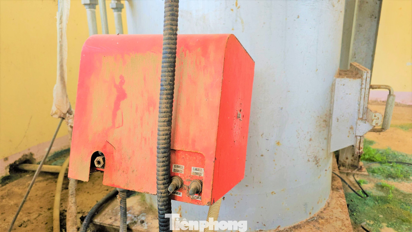 Thiết bị thuộc Hệ thống xử lý rác thải y tế bám đầy bụi Thiết bị thuộc Hệ thống xử lý rác thải y tế bám đầy bụi