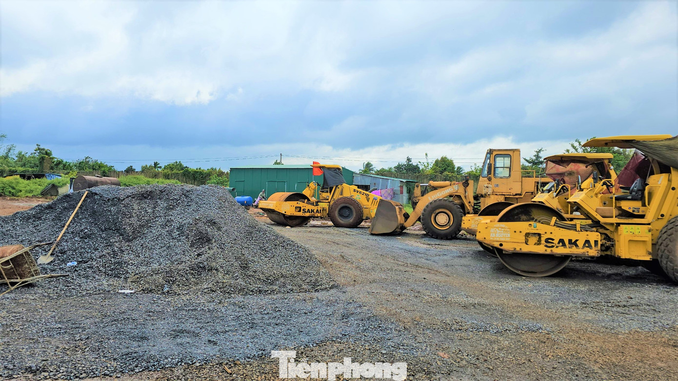 Bao quanh sân thể thao được xây dựng bờ rào. Thế nhưng theo ghi nhận, khu vực này đang trở thành bãi tập kết vật liệu xây dựng, máy móc phục vụ công trình.