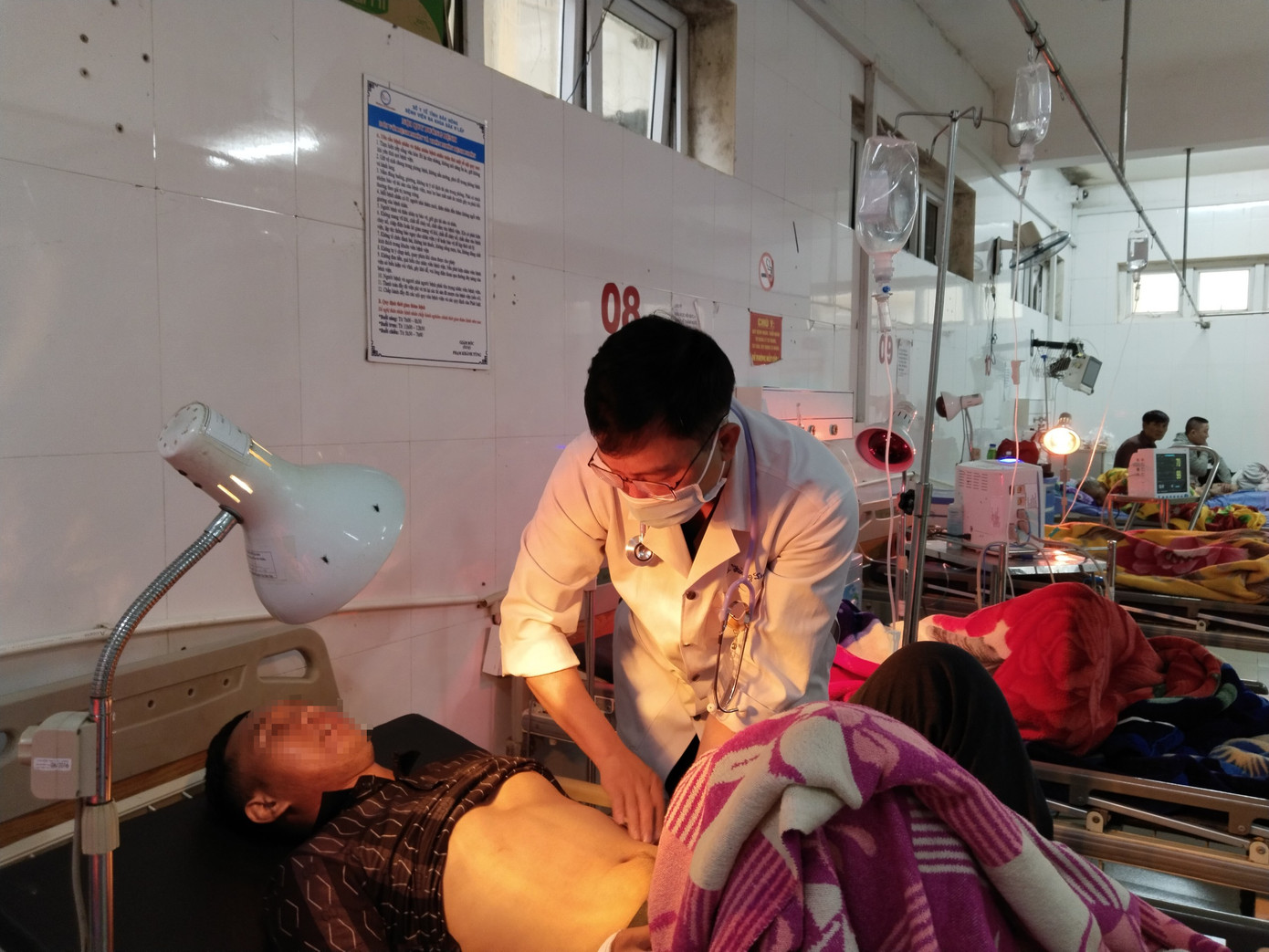 Bác sĩ thăm khám, theo dõi tình hình sức khoẻ của bệnh nhân bị ngộ độc Bác sĩ thăm khám, theo dõi tình hình sức khoẻ của bệnh nhân bị ngộ độc