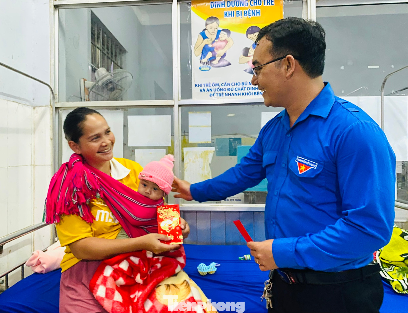 Bí thư Huyện Đoàn Cư M'gar Y Wal Mlô, trao quà cho bệnh nhân trước Giao thừa Bí thư Huyện Đoàn Cư M'gar Y Wal Mlô, trao quà cho bệnh nhân trước Giao thừa