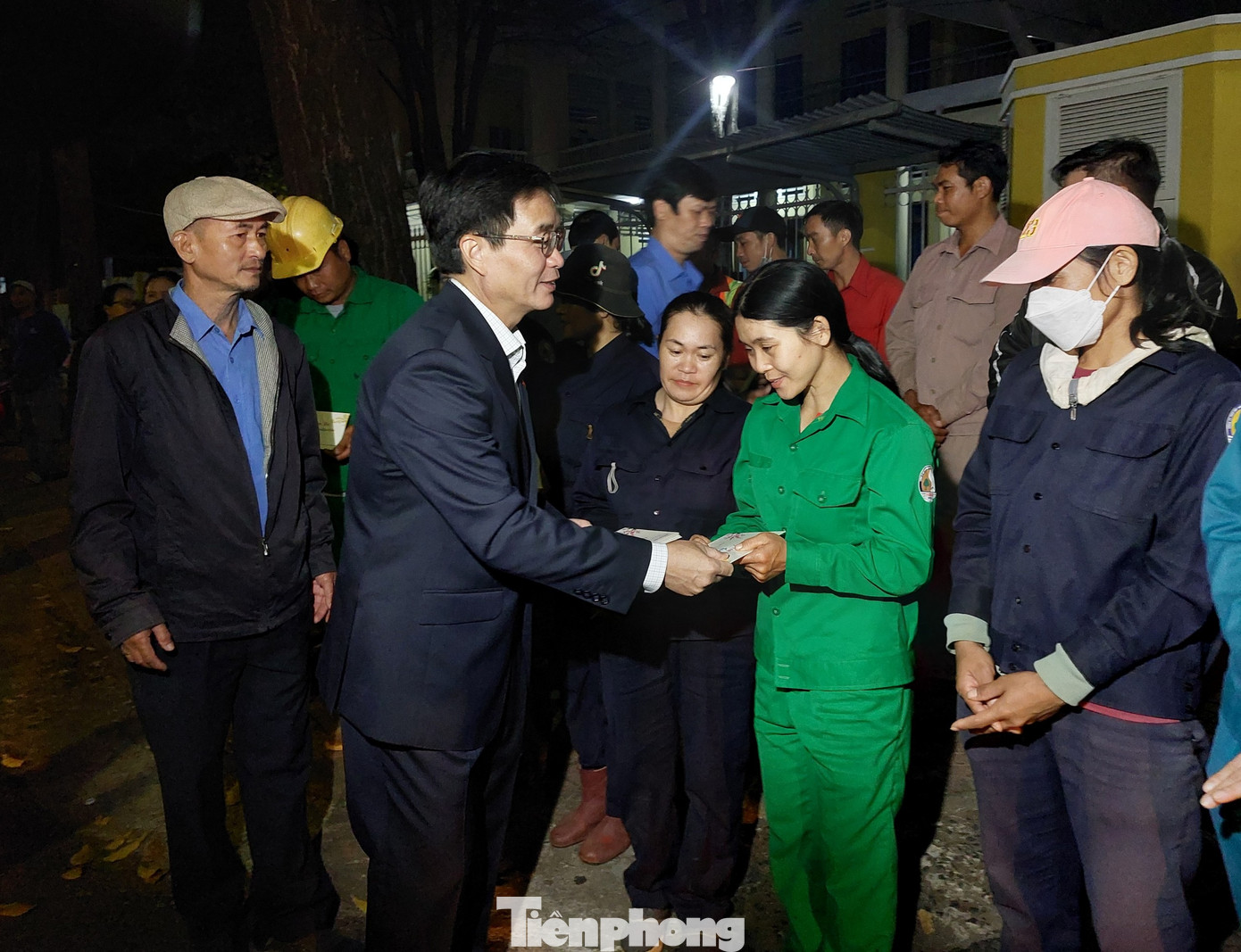 Bí thư Tỉnh ủy Đắk Lắk Nguyễn Đình Trung, trao quà cho công nhân môi trường Bí thư Tỉnh ủy Đắk Lắk Nguyễn Đình Trung, trao quà cho công nhân môi trường