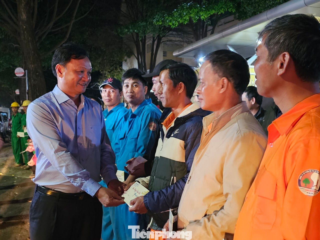 Ông Vũ Văn Hưng - Chủ tịch UBND TP Buôn Ma Thuột trao quà cho công nhân Ông Vũ Văn Hưng - Chủ tịch UBND TP Buôn Ma Thuột trao quà cho công nhân