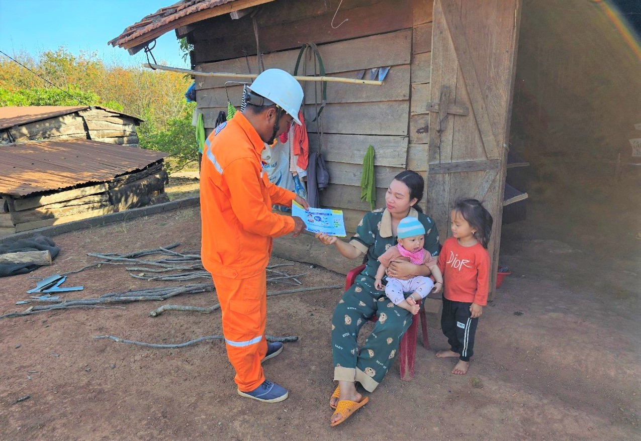 Nhân viên điện lực đến nhà dân tuyên truyền các biện pháp sử dụng an toàn điện