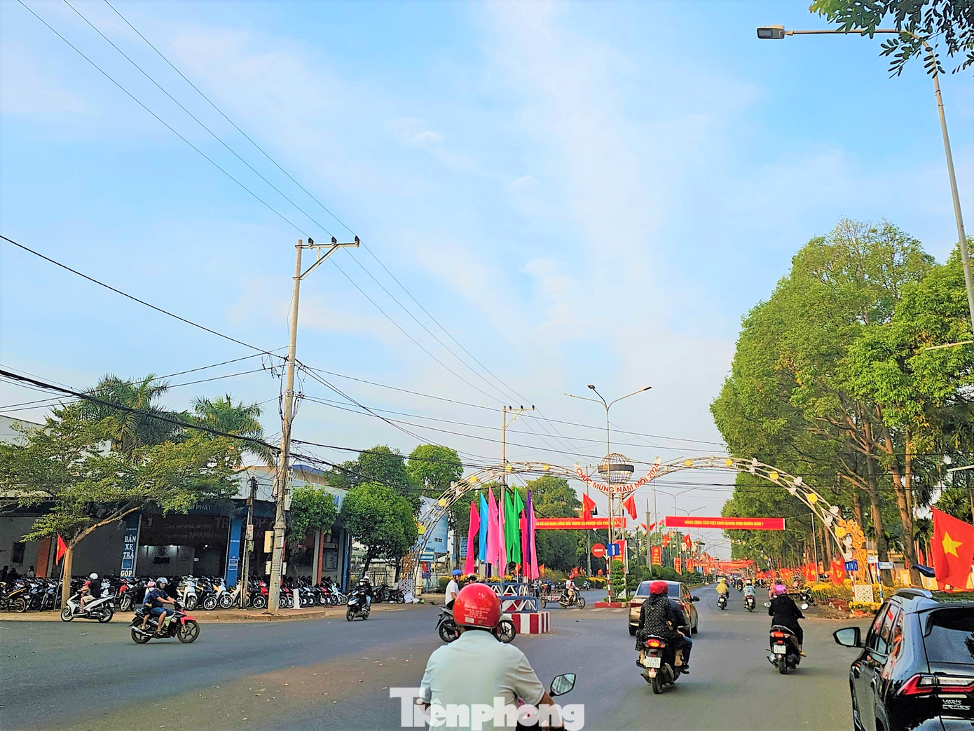 Bảng hiệu "Chúc mừng năm mới" 2024 xuất hiện trên cổng chào