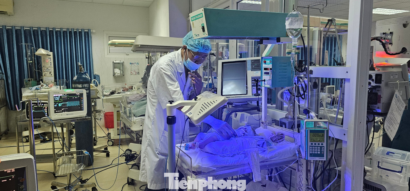 Bác sĩ Toàn kiểm tra tình trạng sức khỏe của bệnh nhi Bác sĩ Toàn kiểm tra tình trạng sức khỏe của bệnh nhi