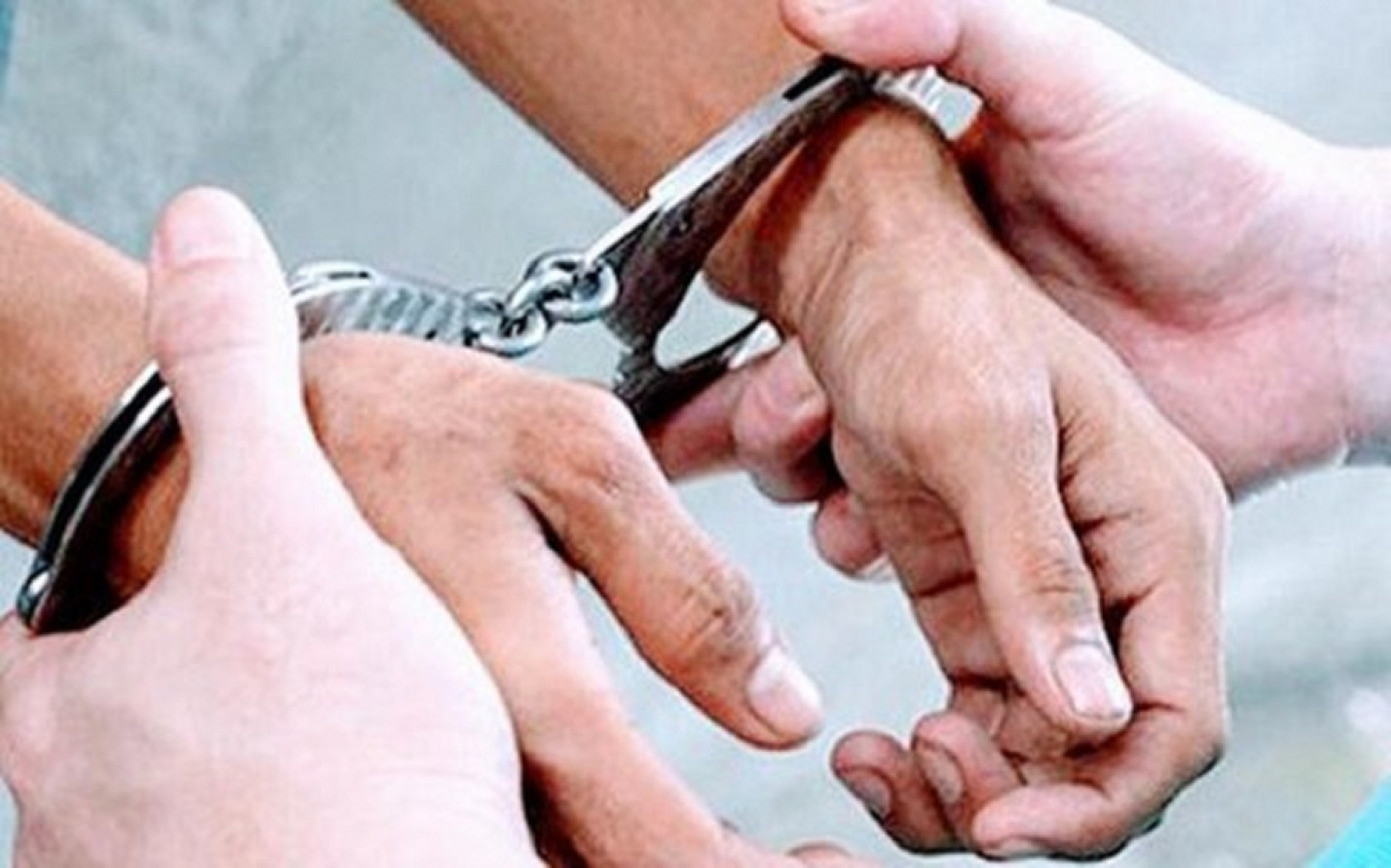 Một cán bộ địa chính bị bắt tạm giam. Ảnh minh họa