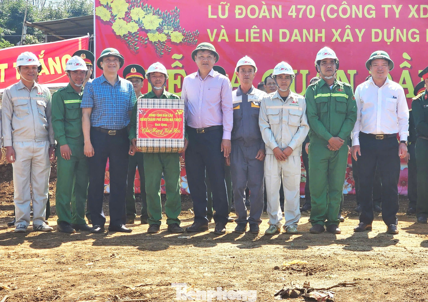 Lãnh đạo thành phố Buôn Ma Thuột tặng quà, động viên các công nhân đơn vị thi công. Lãnh đạo thành phố Buôn Ma Thuột tặng quà, động viên các công nhân đơn vị thi công.