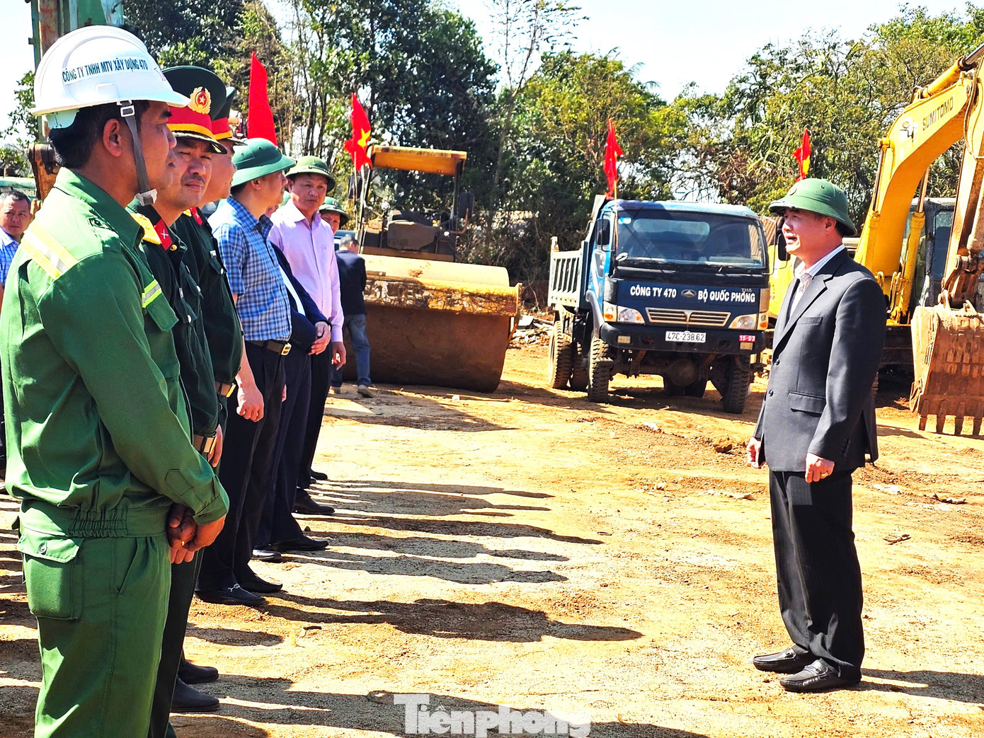 Phó Chủ tịch UBND tỉnh Đắk Lắk - ông Nguyễn Thiên Văn động viên các đơn vị thi công. Phó Chủ tịch UBND tỉnh Đắk Lắk - ông Nguyễn Thiên Văn động viên các đơn vị thi công.