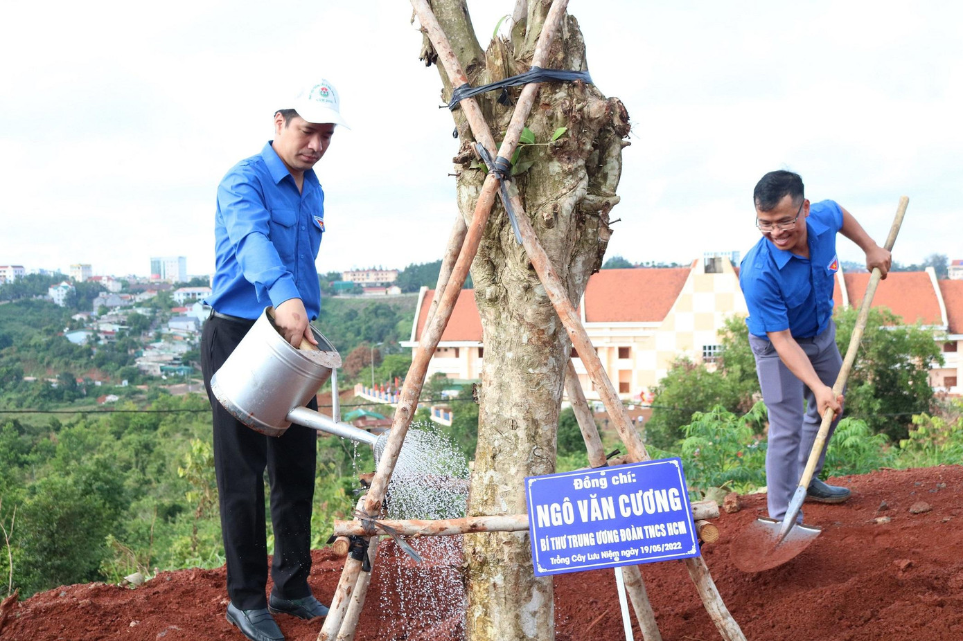 Bí thư T.Ư Đoàn Ngô Văn Cương tham gia phong trào trồng cây xanh ở Đắk Nông Bí thư T.Ư Đoàn Ngô Văn Cương tham gia phong trào trồng cây xanh ở Đắk Nông