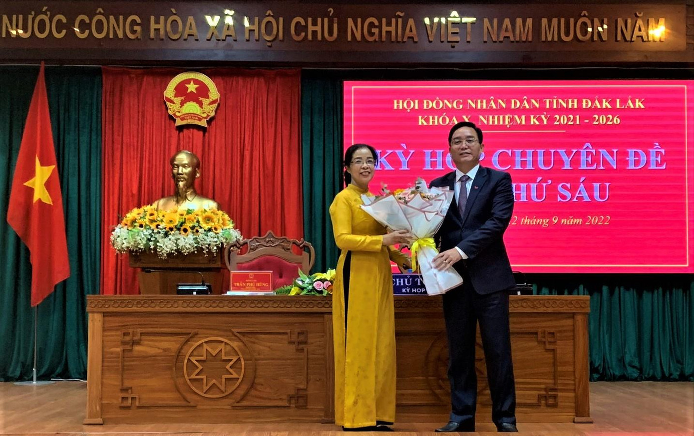 Bà Huỳnh Thị Chiến Hòa được bầu làm Chủ tịch HĐND tỉnh Đắk Lắk Bà Huỳnh Thị Chiến Hòa được bầu làm Chủ tịch HĐND tỉnh Đắk Lắk