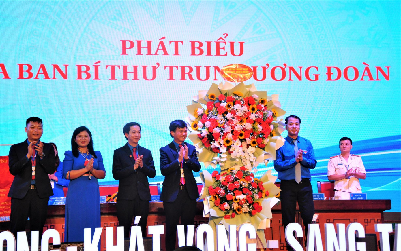 Anh Cương thay mặt Trung ương Đoàn tặng hoa cho Tỉnh Đoàn Đắk Nông Anh Cương thay mặt Trung ương Đoàn tặng hoa cho Tỉnh Đoàn Đắk Nông
