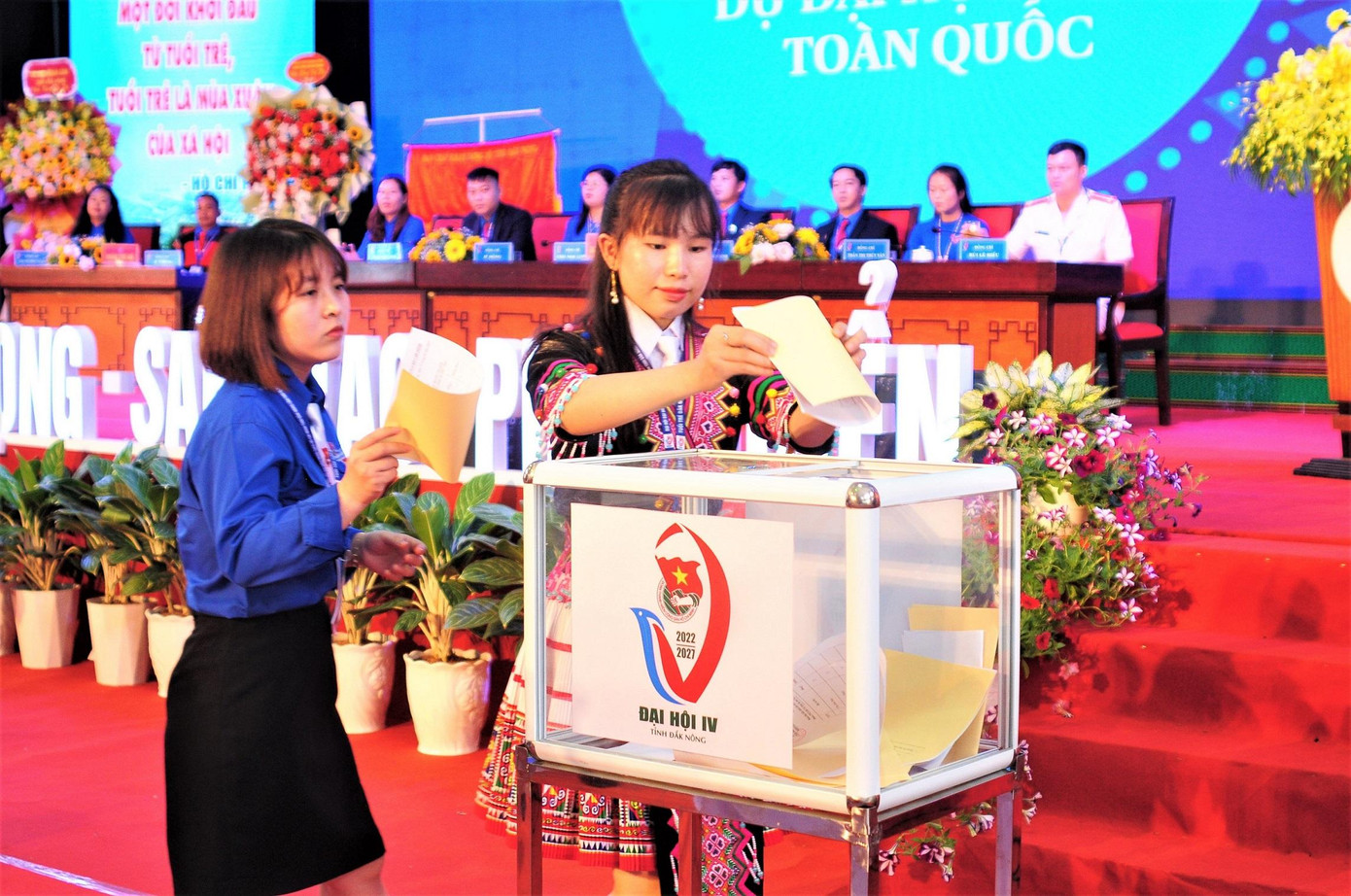 Đại biểu bỏ phiếu tại đại hội