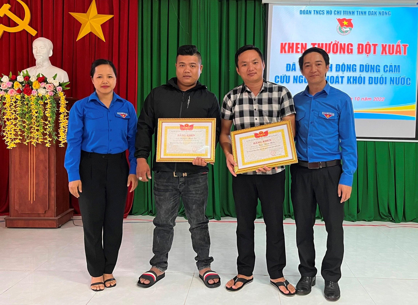 Anh Trí, anh Hiếu (từ trái qua) nhận Bằng khen của Tỉnh Đoàn Đắk Nông