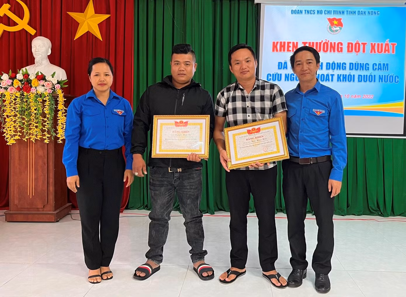 Anh Trí, anh Hiếu (từ trái qua) nhận Bằng khen của Tỉnh Đoàn Đắk Nông