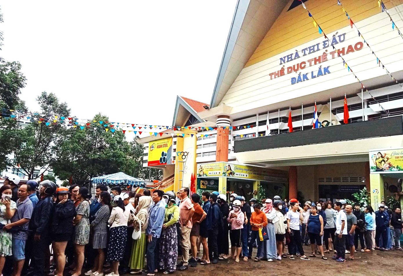 Hàng trăm người xếp hàng, chờ mua vé xem bóng chuyền Hàng trăm người xếp hàng, chờ mua vé xem bóng chuyền