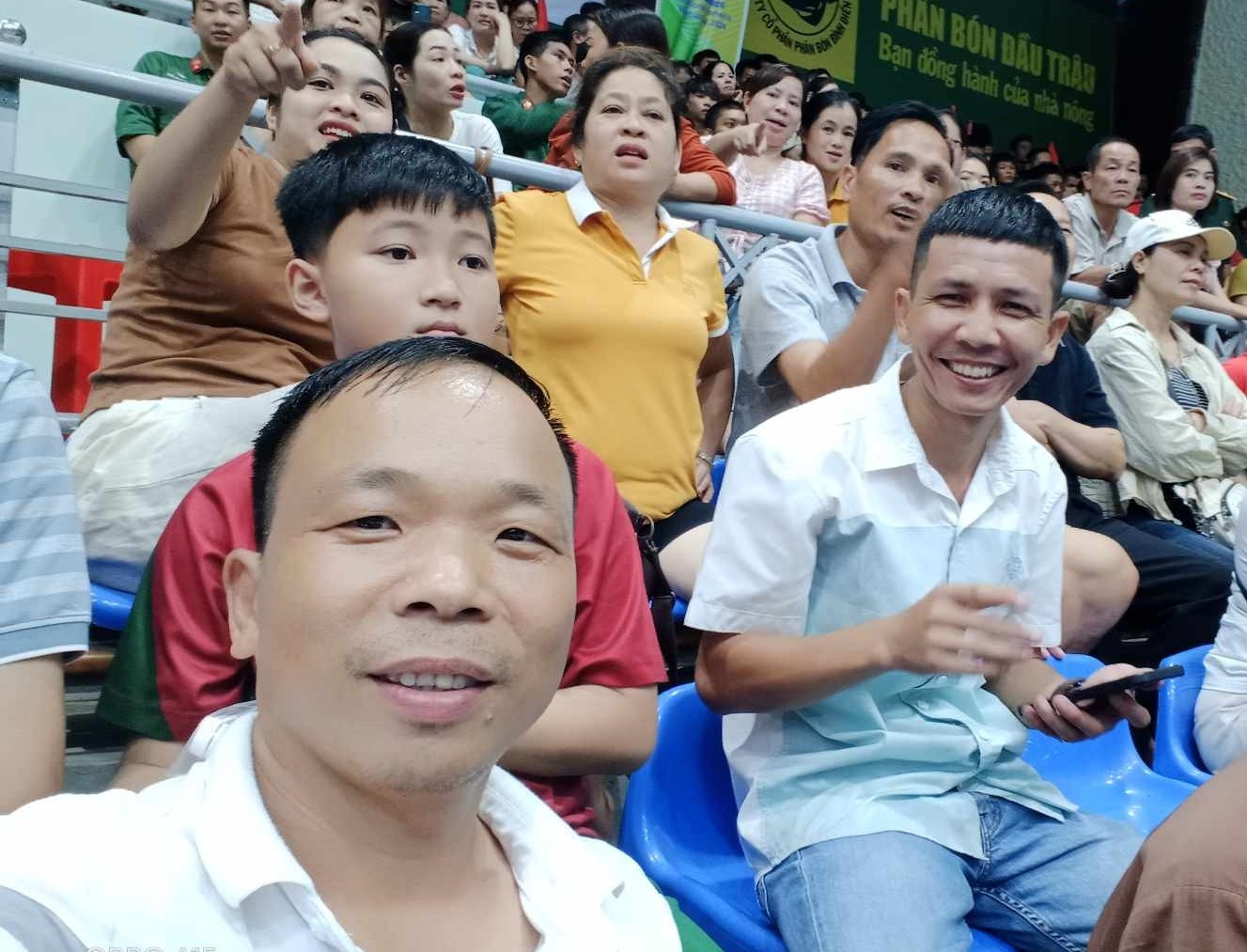 Anh Hiệp (trái), hào hứng khi được xem trực tiếp trận đấu bóng chuyền Anh Hiệp (trái), hào hứng khi được xem trực tiếp trận đấu bóng chuyền