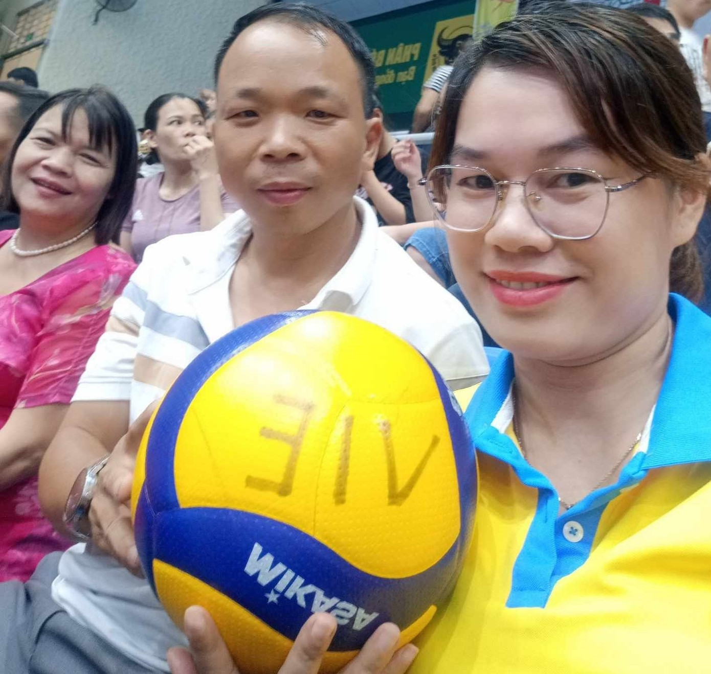 Anh Hiệp cùng vợ đi xem bóng chuyền Anh Hiệp cùng vợ đi xem bóng chuyền