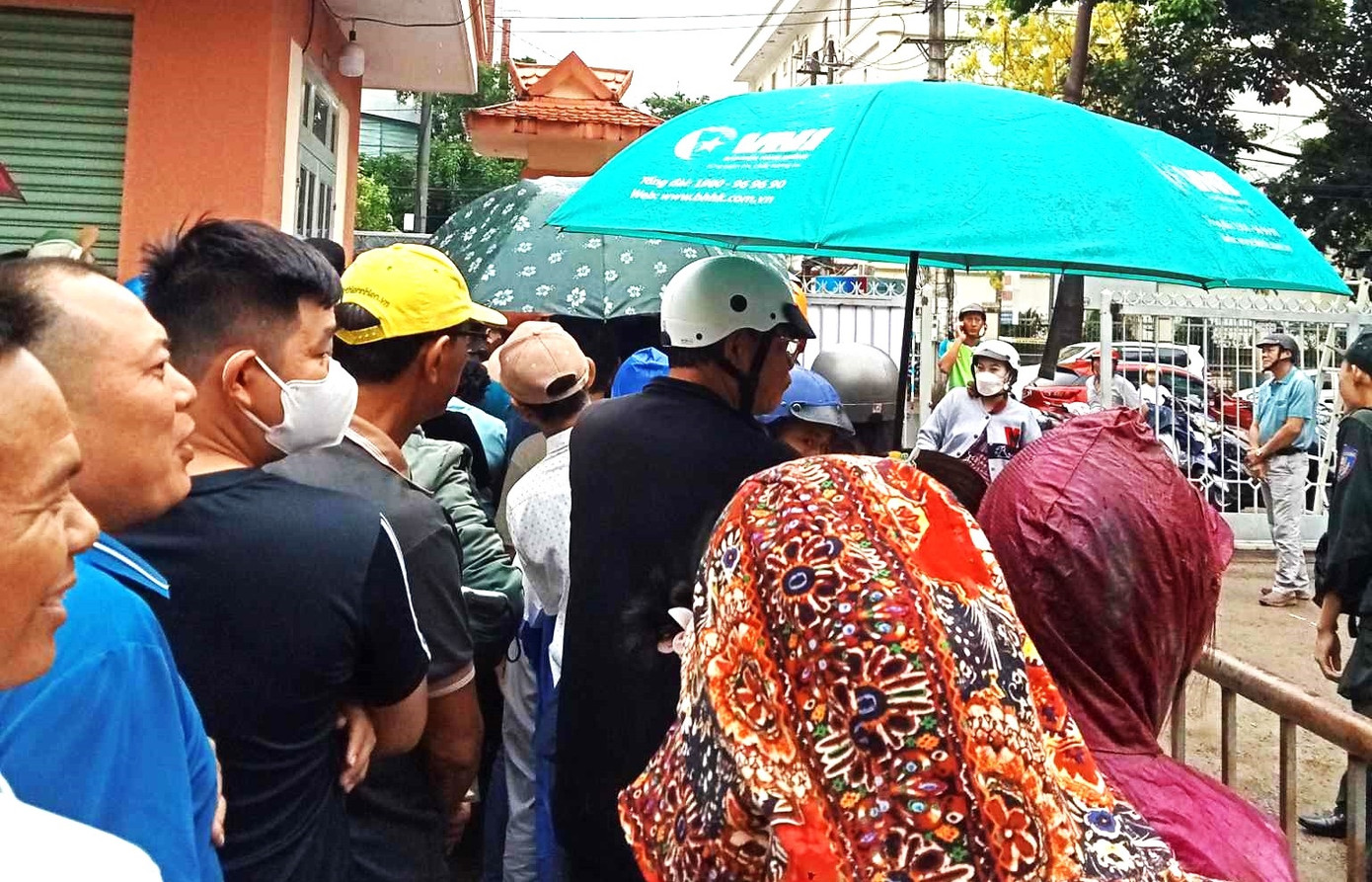 Nhiều cổ động viên háo hức chờ đến lượt mua vé Nhiều cổ động viên háo hức chờ đến lượt mua vé