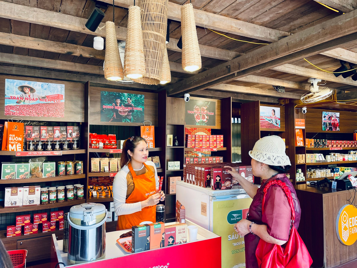 Nhiều đơn vị chế biến sâu chưa tăng giá các sản phẩm. Nhiều đơn vị chế biến sâu chưa tăng giá các sản phẩm.