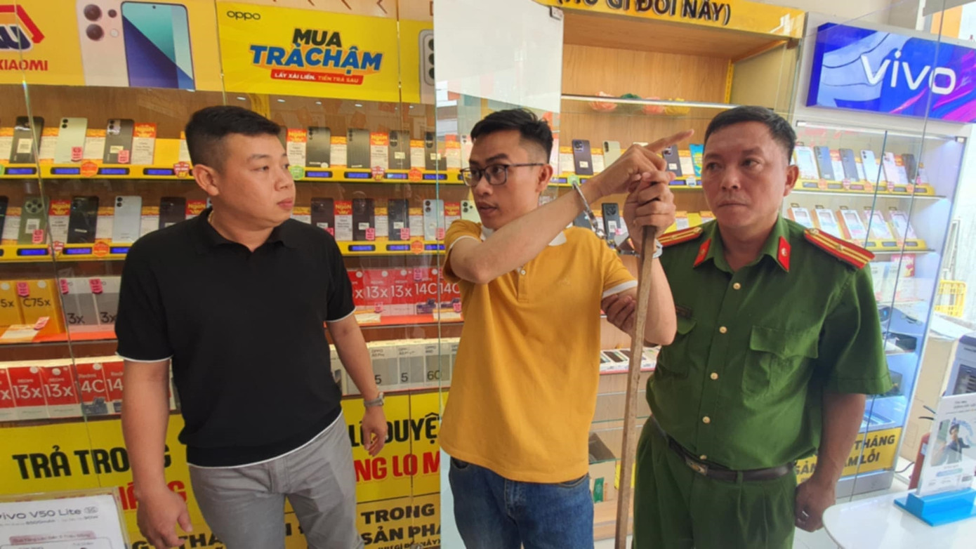 Đối tượng Hoàng (áo vàng)