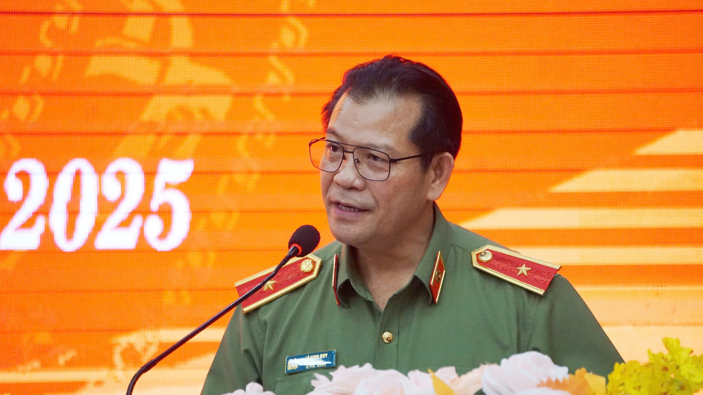 Thiếu tướng Lê Vinh Quy - Giám đốc Công an tỉnh Đắk Lắk, trao đổi tại hội nghị trao quyết định. Thiếu tướng Lê Vinh Quy - Giám đốc Công an tỉnh Đắk Lắk, trao đổi tại hội nghị trao quyết định.