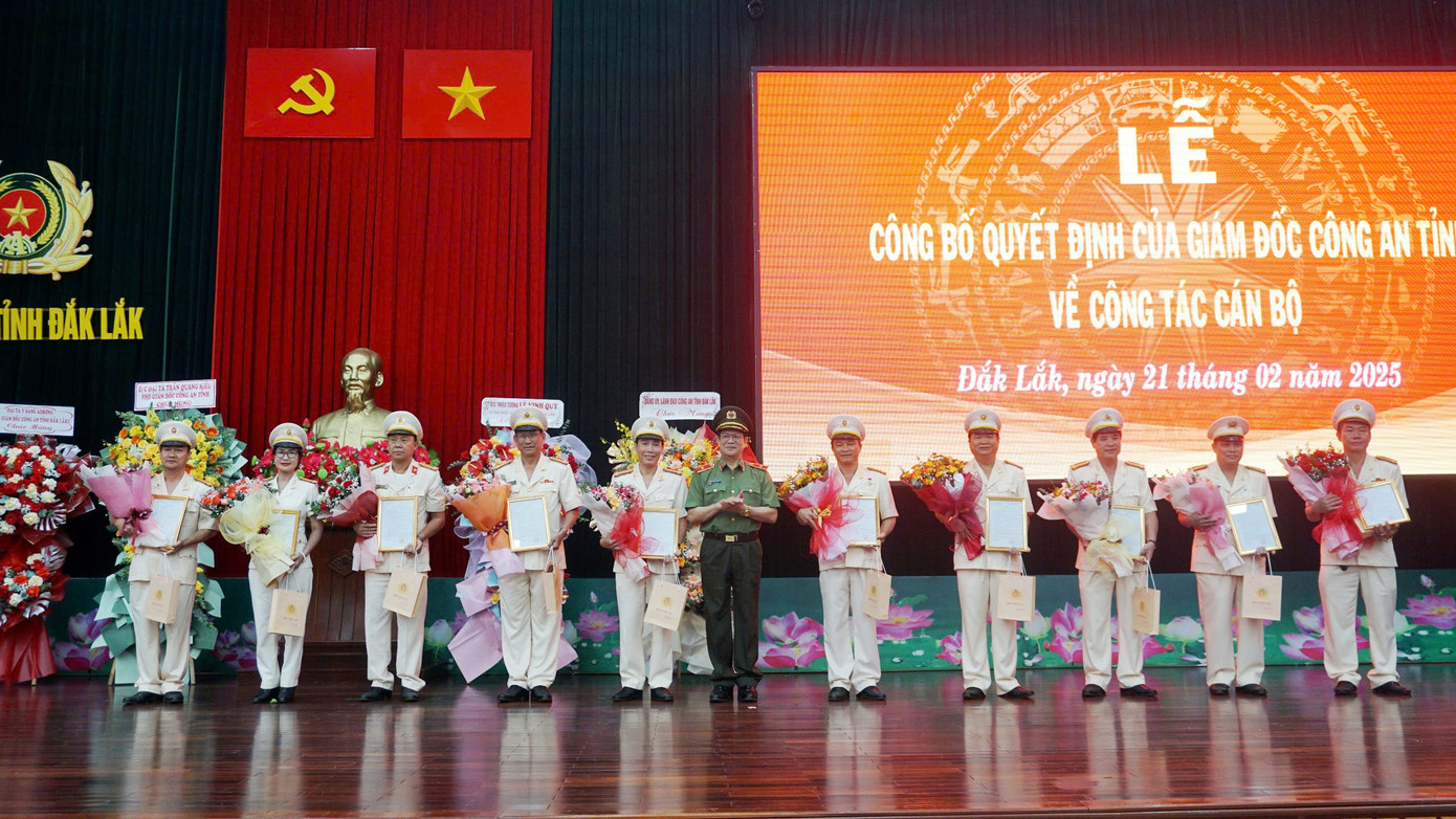 Các cán bộ công an cấp phòng Công an tỉnh Đắk Lắk nghỉ hưu trước tuổi. Các cán bộ công an cấp phòng Công an tỉnh Đắk Lắk nghỉ hưu trước tuổi.