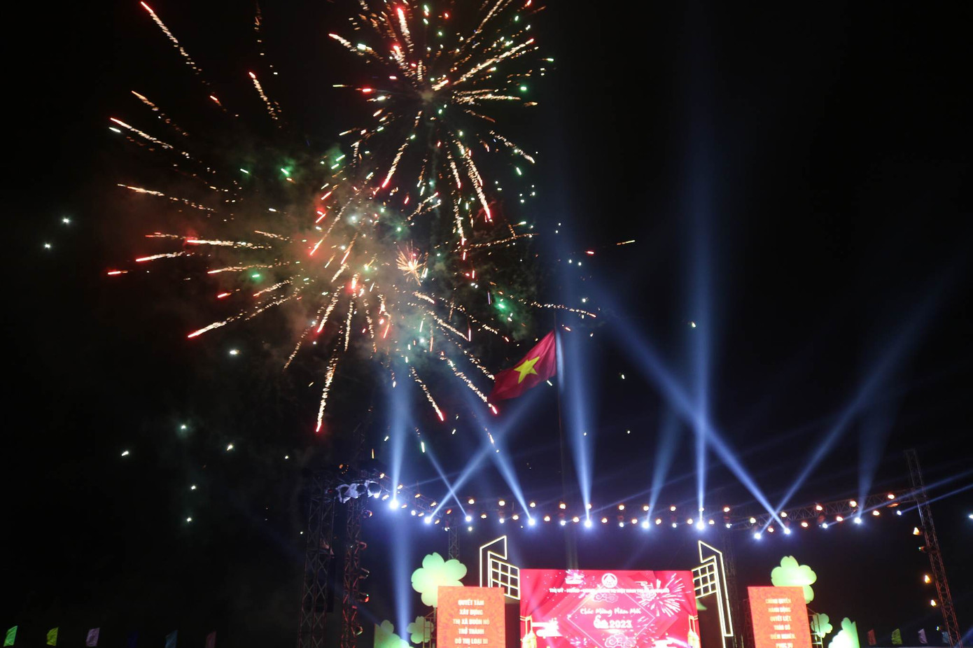 Màn bắn pháo hoa nghệ thuật tại thị xã Buôn Hồ