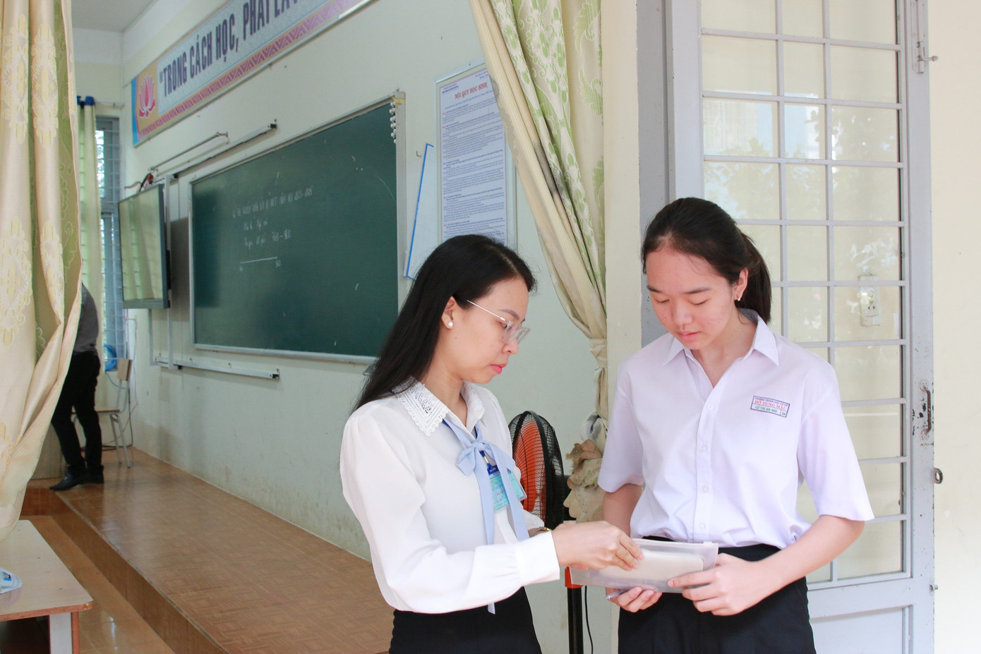 Cán bộ coi thi kiểm tra thông tin thí sinh Cán bộ coi thi kiểm tra thông tin thí sinh