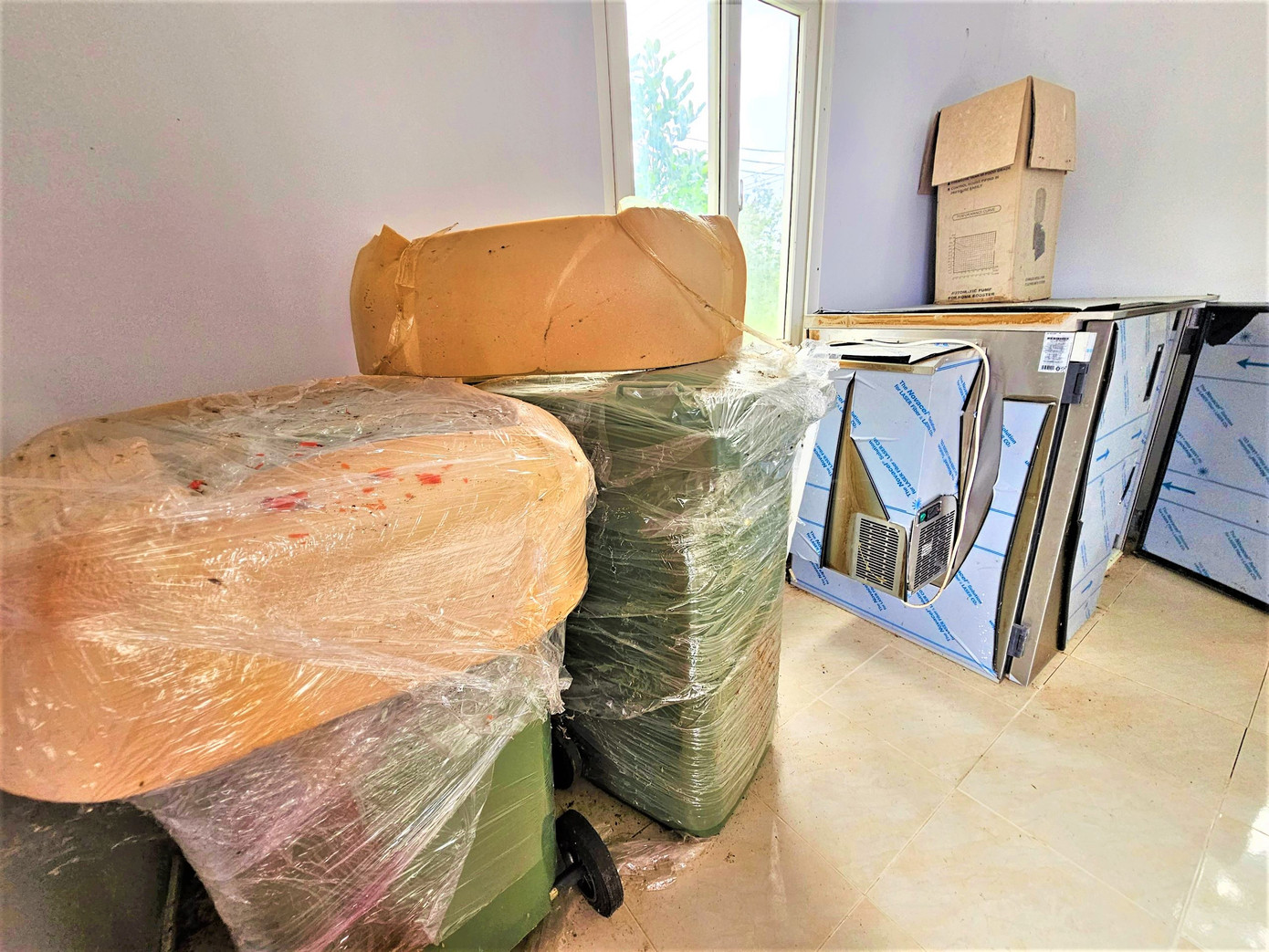 Có thiết bị chưa bóc hết lớp ni-lông bọc bên ngoài. Có thiết bị chưa bóc hết lớp ni-lông bọc bên ngoài.