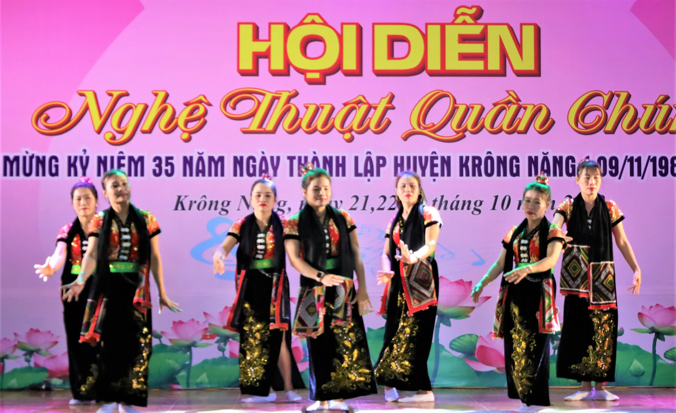 Phụ nữ huyện Krông Năng trong một lần tham gia biểu diễn văn nghệ