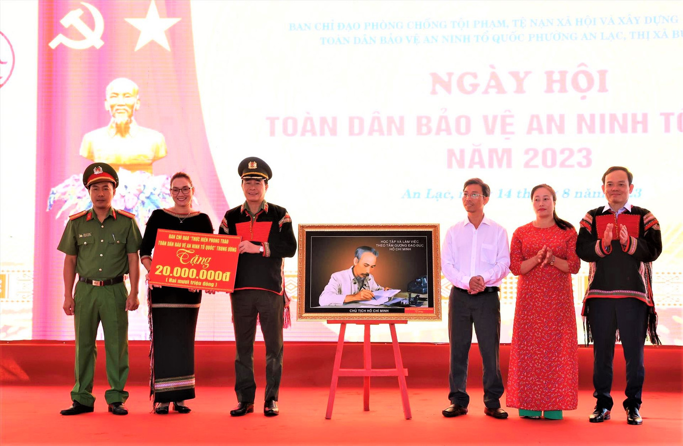 Ban Chỉ đạo phong trào "Toàn dân bảo vệ ANTQ" Trung ương tặng quà cho phường An Lạc