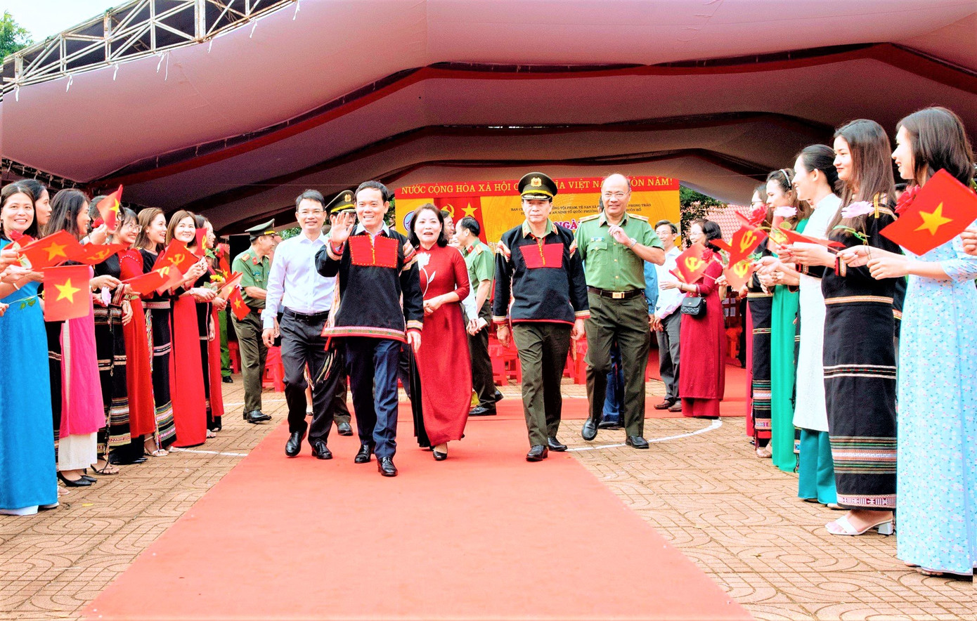 Phó Thủ tướng Trần Lưu Quang đưa tay chào bà con.