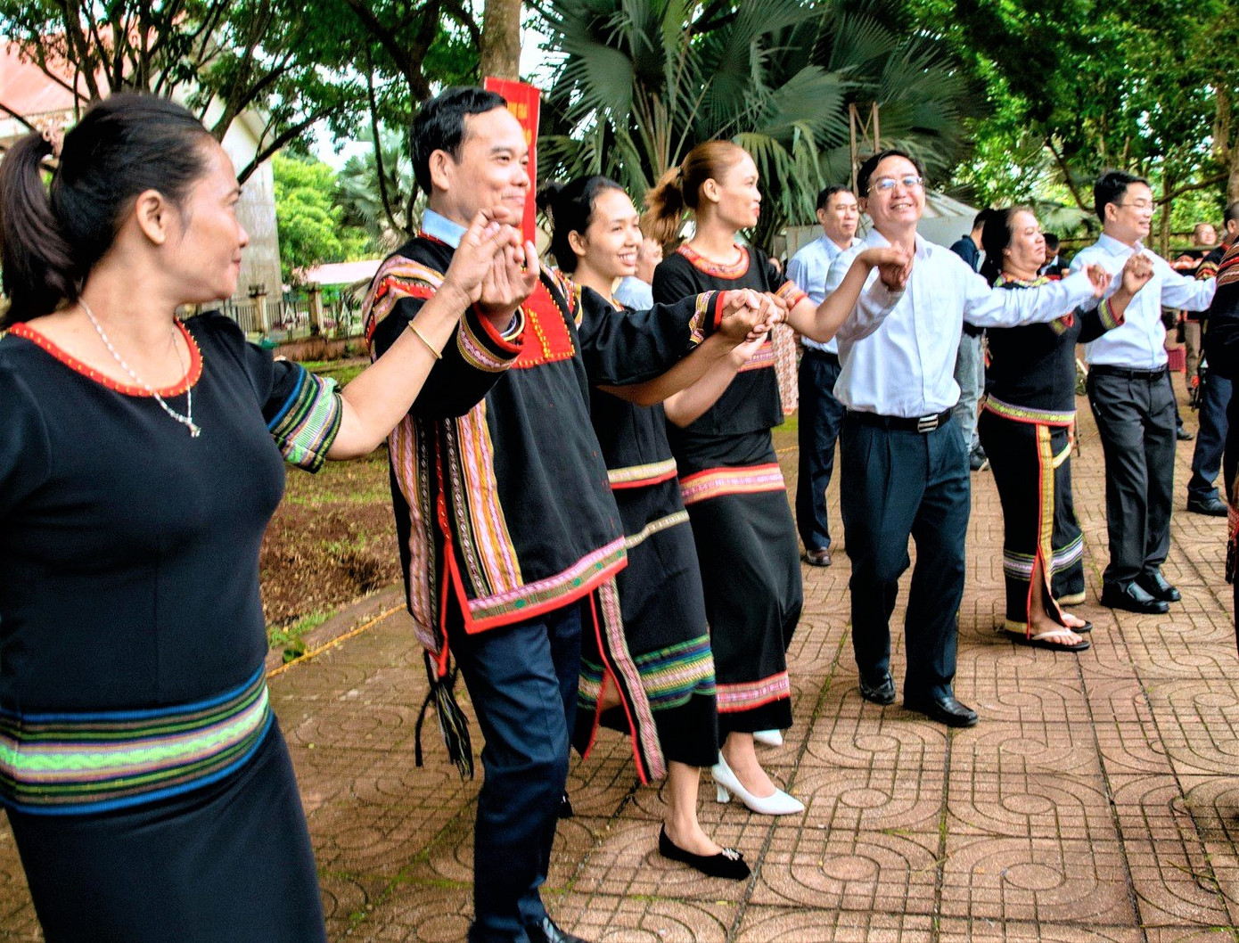 Phó Thủ tướng hòa mình vào điệu múa xoang truyền thống trong ngày hội.