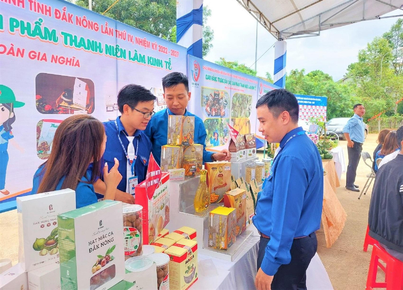 Các đại biểu tham quan gian hàng trưng bày sản phẩm của thanh niên khởi nghiệp
