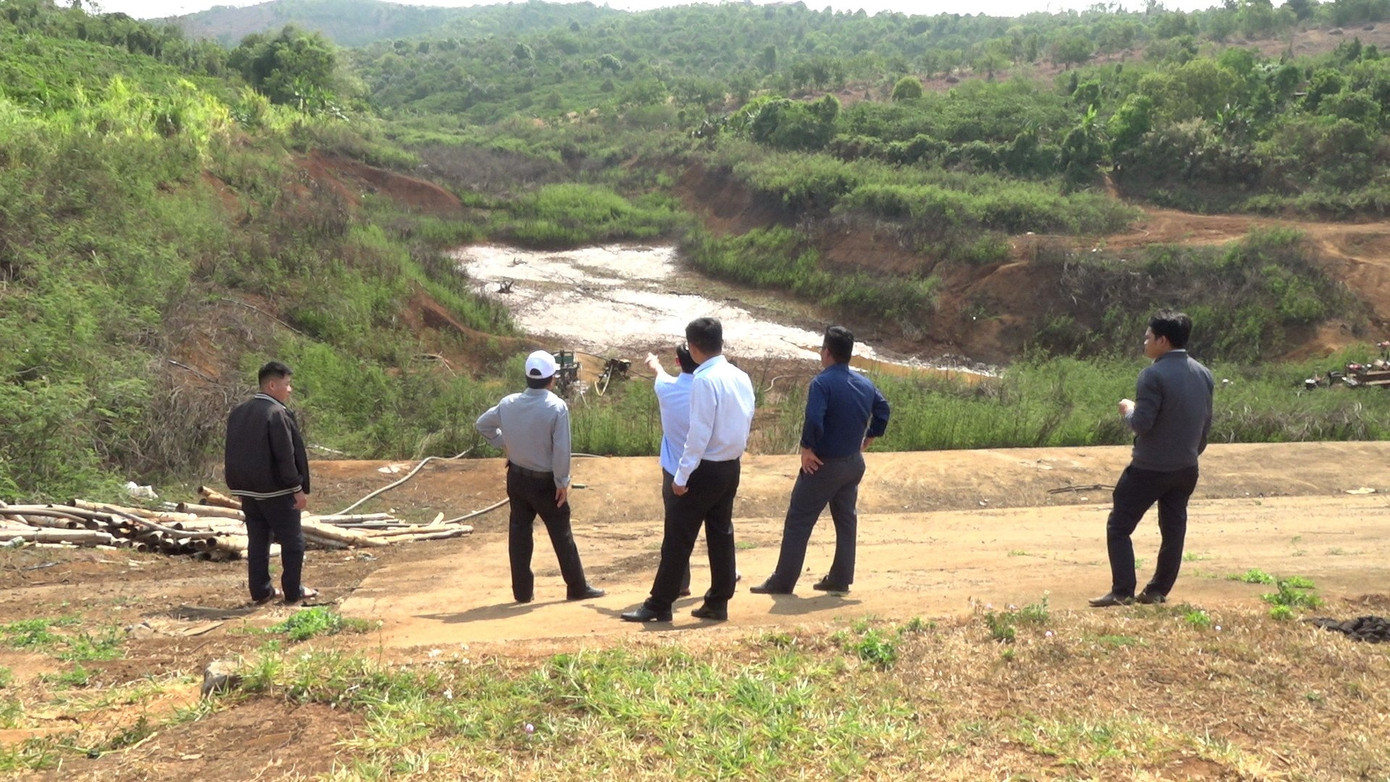 Cơ quan chức năng khảo sát tình hình khô hạn trên địa bàn Cơ quan chức năng khảo sát tình hình khô hạn trên địa bàn