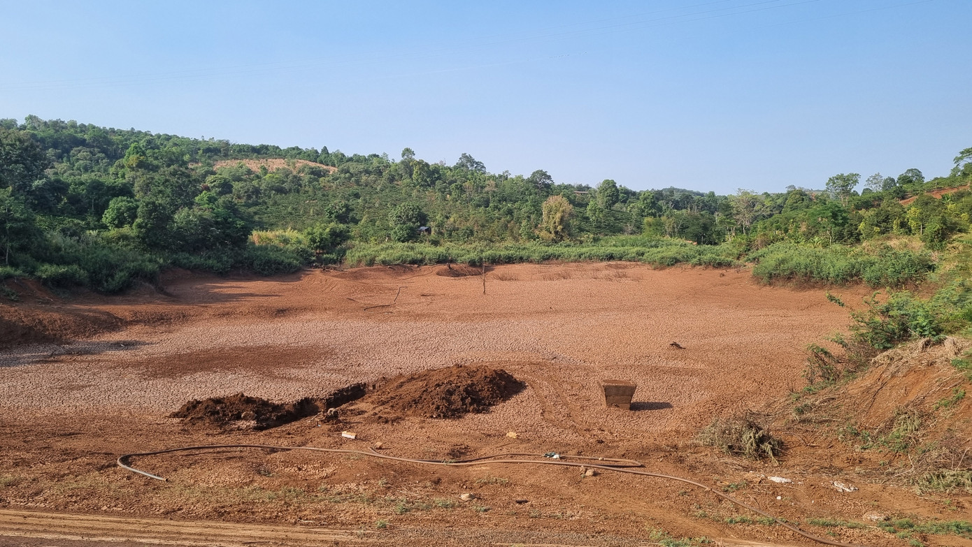 Một hồ chứa nước đã trơ đáy Một hồ chứa nước đã trơ đáy