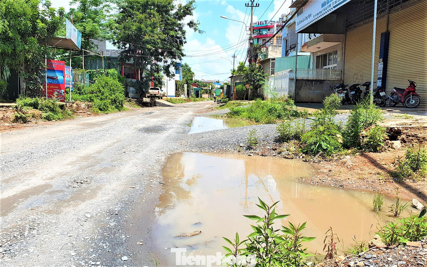 Con đường nham nhở, đầy hố voi tiềm ẩn nguy cơ mất an toàn giao thông