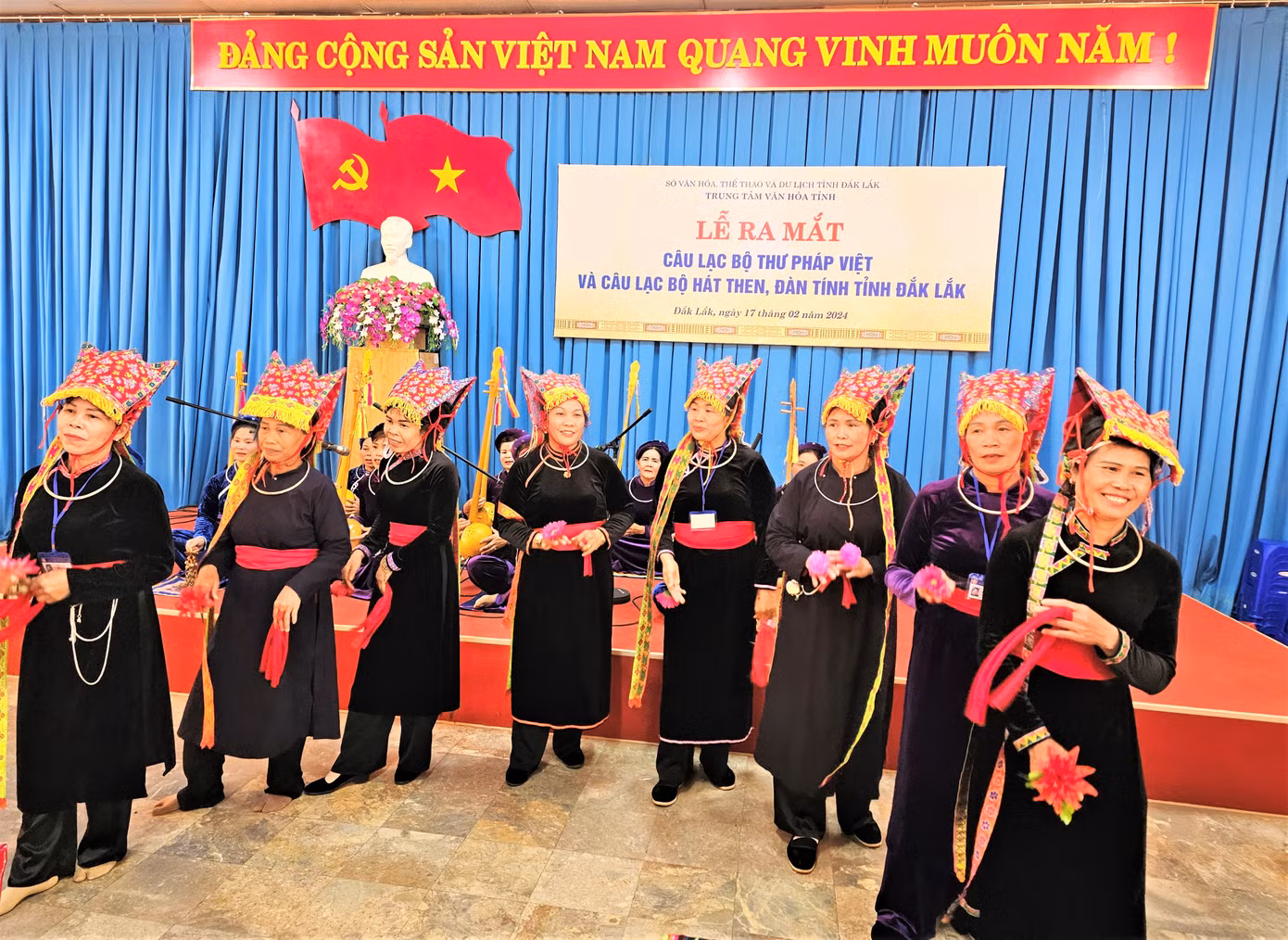 Màn biểu diễn đàn tính, hát then kết hợp múa phụ họa.