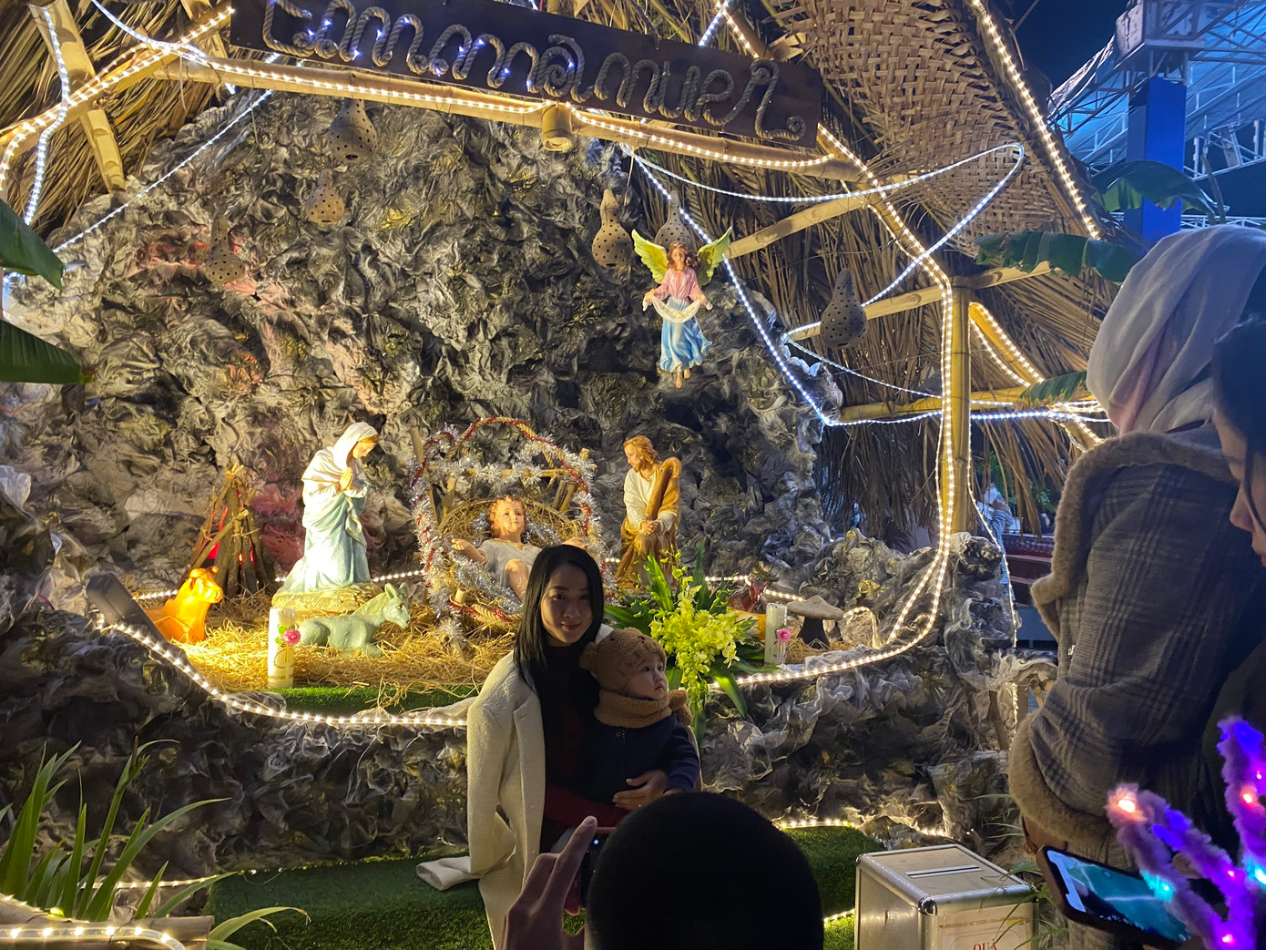 Du khách chụp ảnh lưu niệm Du khách chụp ảnh lưu niệm