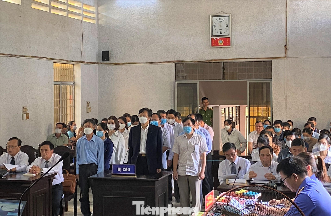 Bị cáo Doãn Hữu Long (mặc áo khoác đen) cùng 15 thuộc cấp tại phiên sơ thẩm ngày 21/9