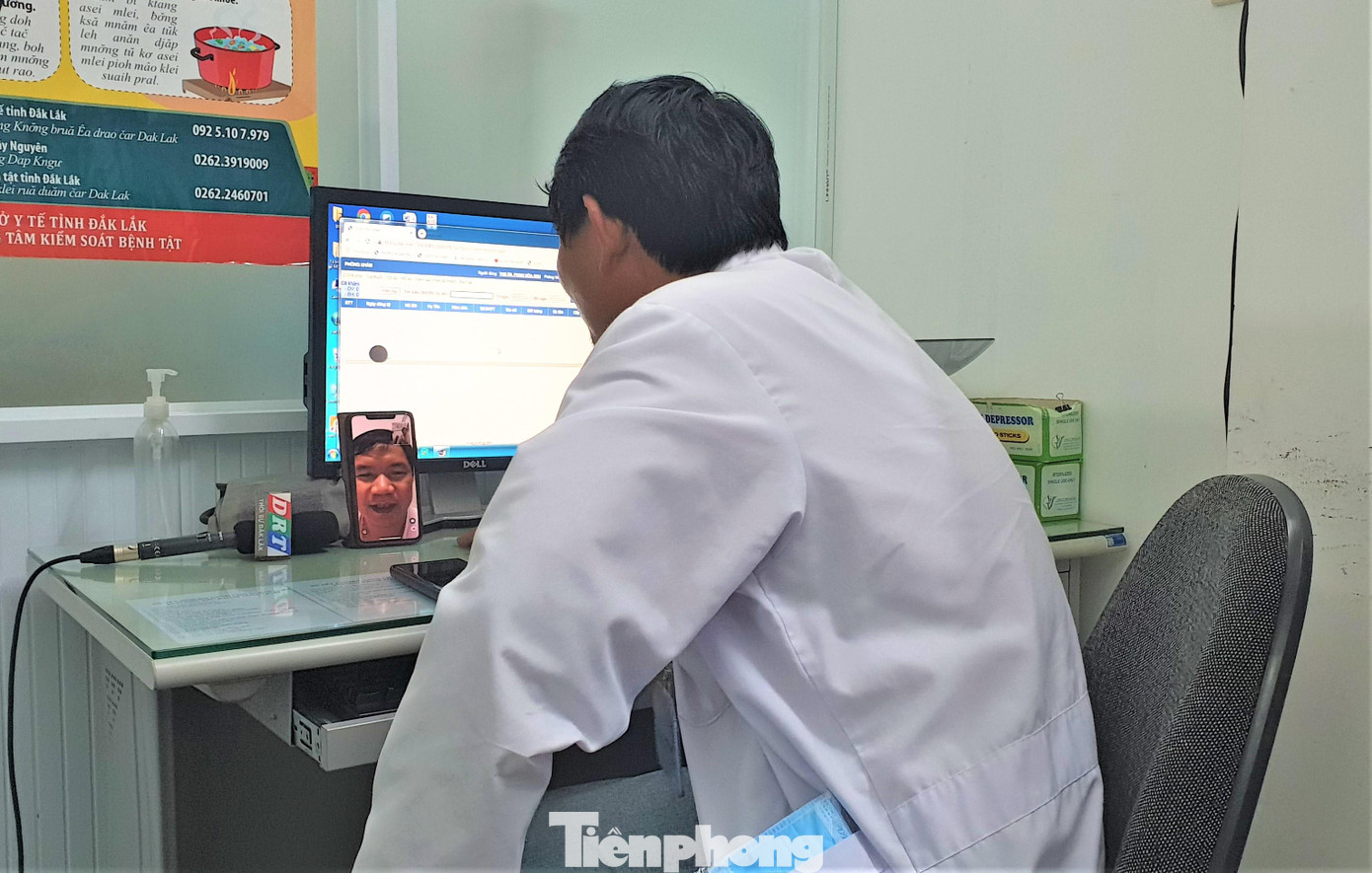 Bác sĩ Phạm Hòa Anh, hỏi thăm tình hình sức khỏe người bệnh