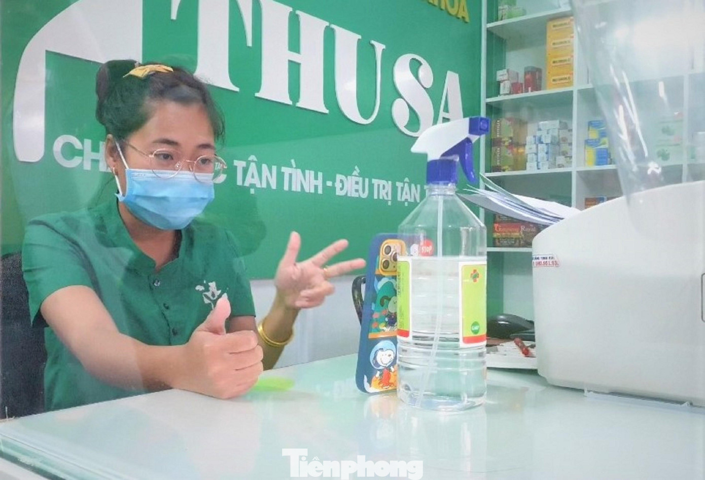 Tình nguyện viên Nhóm Hỗ trợ và Điều trị F0 tại nhà Đắk Lắk tư vấn cho người bệnh