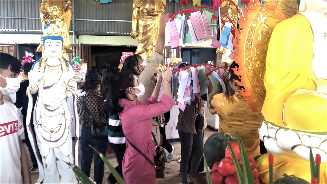 Chẳng mấy chốc, cây ước nguyện đã được gửi gắm nhiều lời mong cầu Chẳng mấy chốc, cây ước nguyện đã được gửi gắm nhiều lời mong cầu