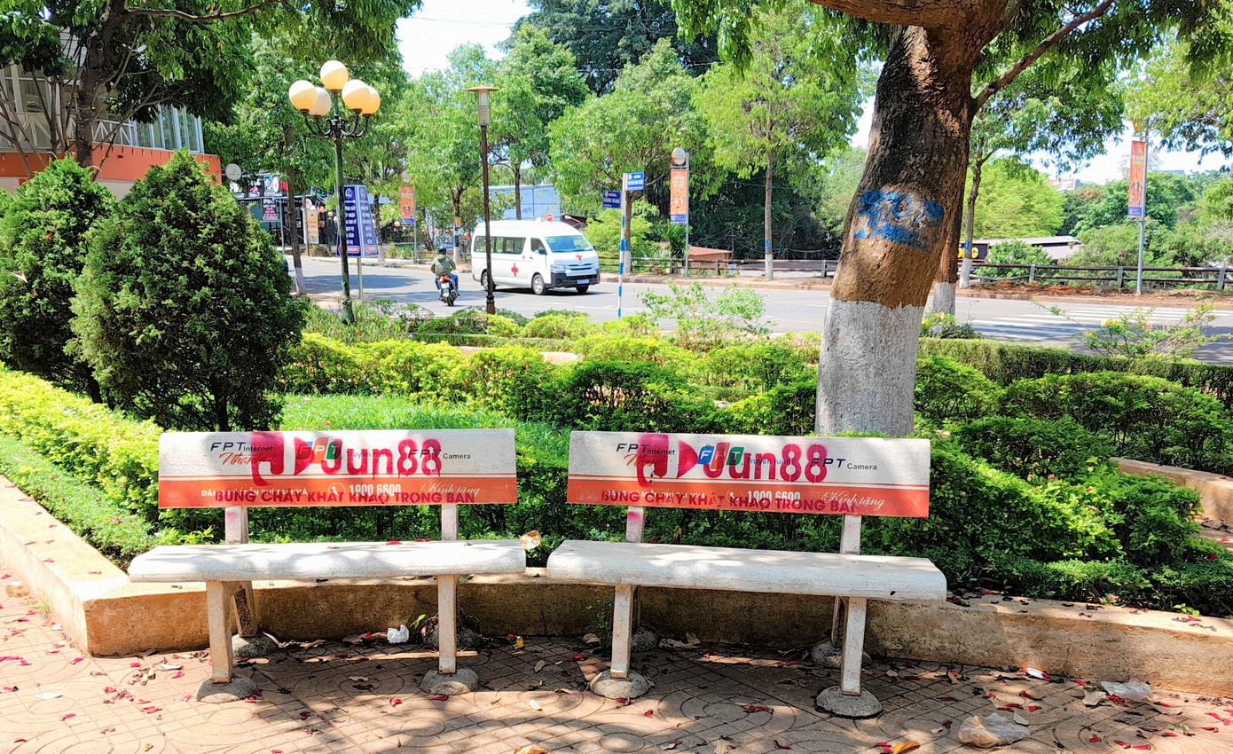 Trang mạng cá độ bóng đá được phun lên ghế đá Trang mạng cá độ bóng đá được phun lên ghế đá