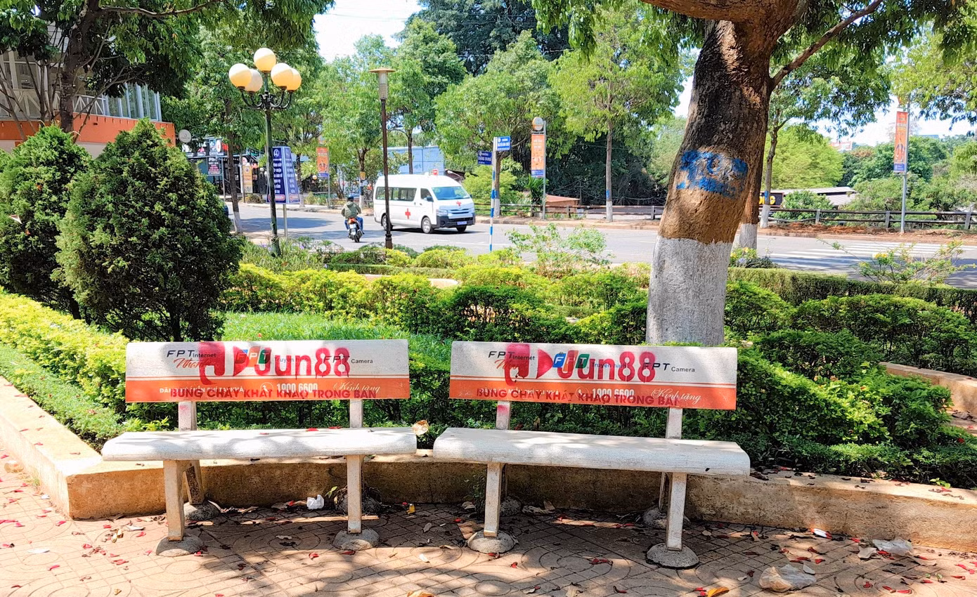 Trang mạng cá độ bóng đá được phun lên ghế đá Trang mạng cá độ bóng đá được phun lên ghế đá