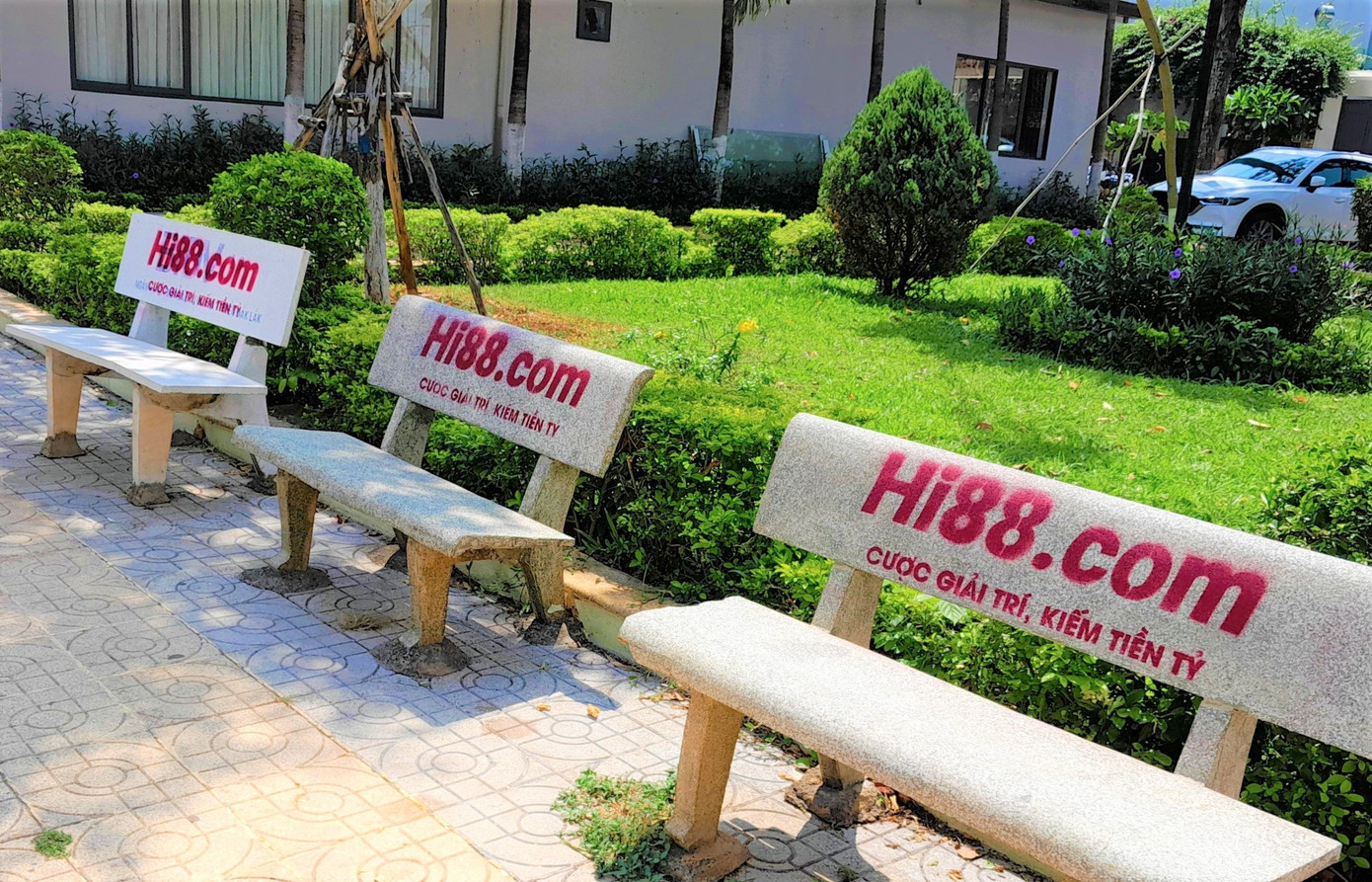 Nhiều ghế đá bị phun xịt thành các trang cá độ bóng đá Nhiều ghế đá bị phun xịt thành các trang cá độ bóng đá