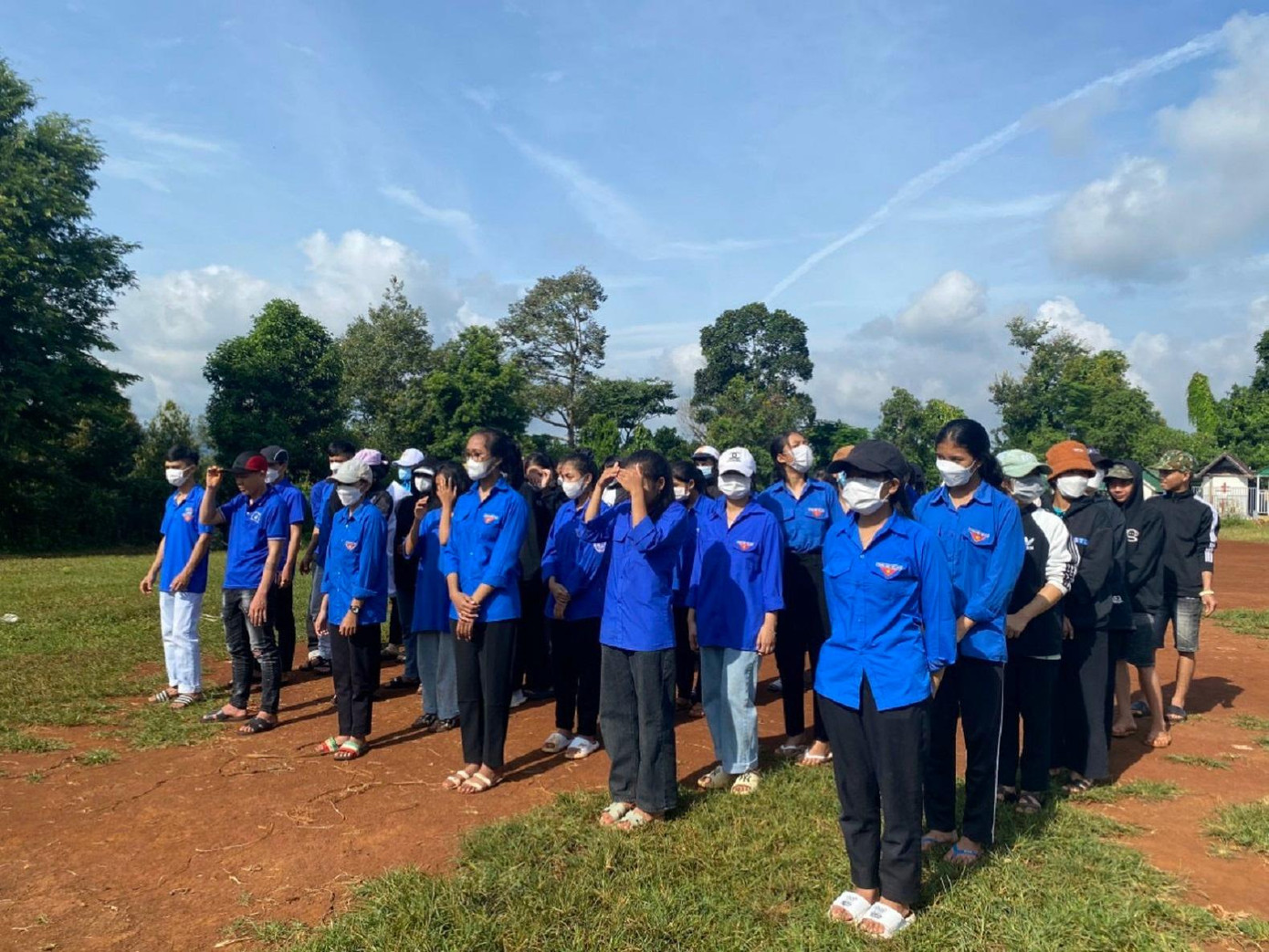 Hơn 100 đoàn viên thanh niên tham gia trồng cây