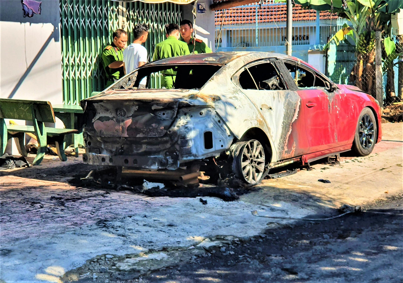 Hiện trường vụ cháy xe Hiện trường vụ cháy xe
