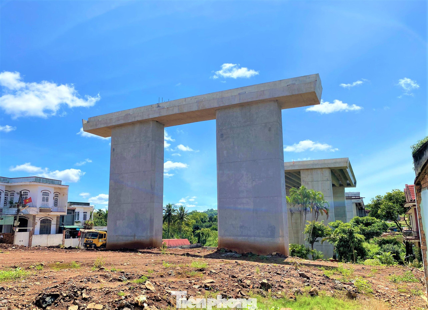 Nhiều vị trí cầu chưa được lao dầm